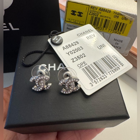 🖤CHANEL CC Crystal Stud Earrings 
In Excellent condition - Picture 5 of 7